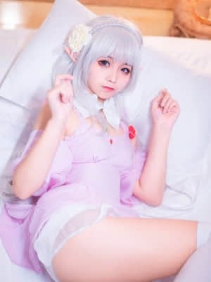 Piyama Momo-Emelia yang bodoh