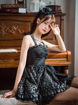 Lu Qing Khanh-Lolita