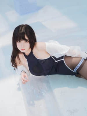 Riko Ryoko Roundo berenang di teras