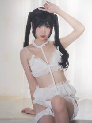 Fenbread fairy-girl memakai pakaian dalam putih