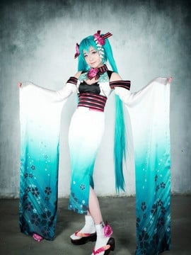 Versi aneh lagu kebangsaan "Hatin Miku" cos