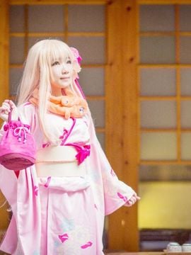 "Gadis kering" terkubur dengan damai dari bulan pertama kimono c o s p l a y
