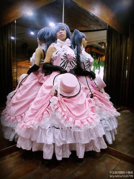 Koleksi Cosplay dengan Black Wings Diakon