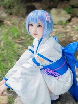 Versi muda "From Sword" dari Debut Lucu Rem C O S P L A Y