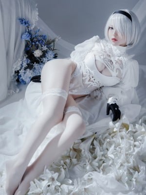 Setengah-anak-Automata Yoruha No. 2 B Gaun Putih