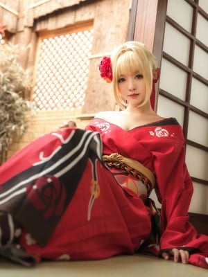 Gulungan besar dan gulungan kecil - lihat Yang Mulia Ratu (FGO)