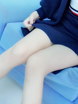 Qianwu Sakura Lou - celana dalam di bawah rok