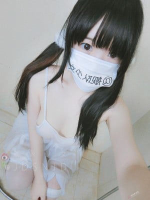 Otome lemah (Otaku Cat Girl Fleet Girl W) - Rok putih kamar mandi