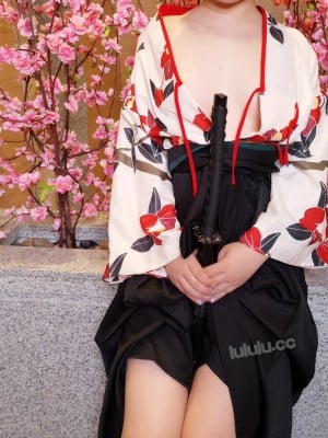 Loli tiga inci - gadis kimono dengan pisau