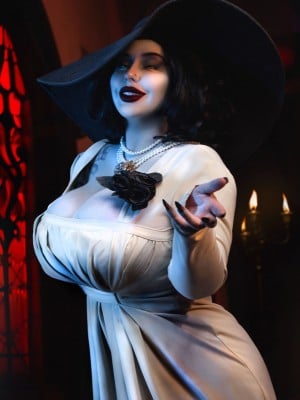 Bishoujomom - Lady Dimitrescu