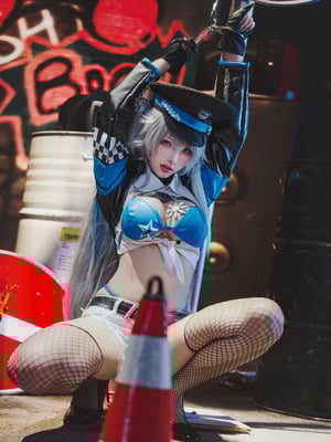 Sakura Miyamoto - Front Bersilang, Saba, Polisi Wanita