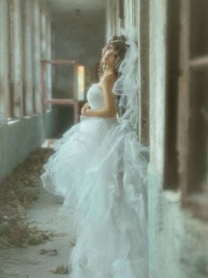 Momo Bodoh – Gaun Pengantin yang Terbengkalai