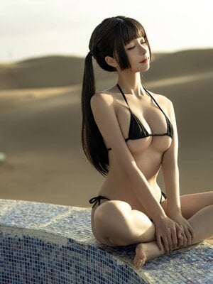 Konyol Momo – Bikini Gurun